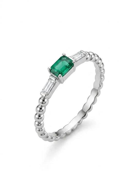 Balto aukso žiedas su stačiakampiu smaragdu ir briliantais