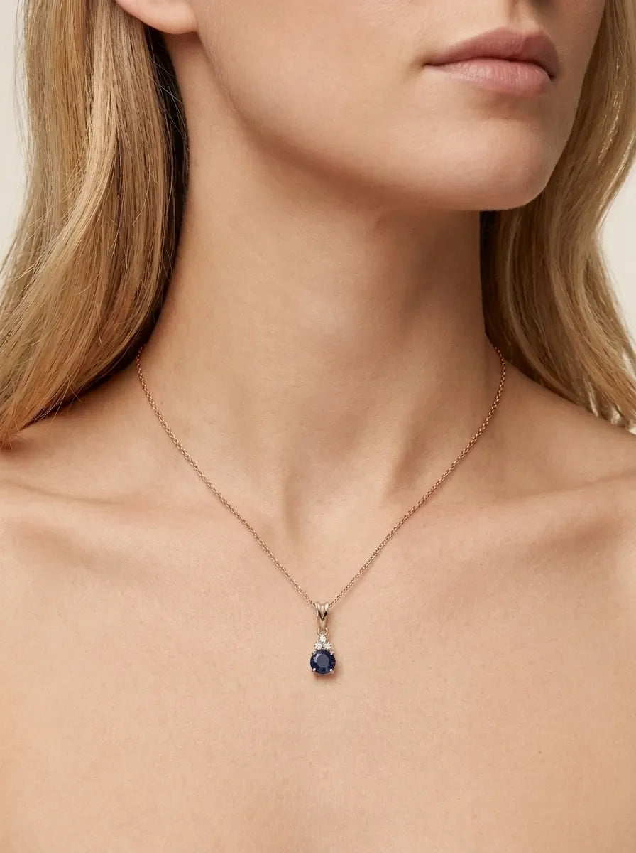 Auksinis pakabukas su mėlynu safyru ir briliantais