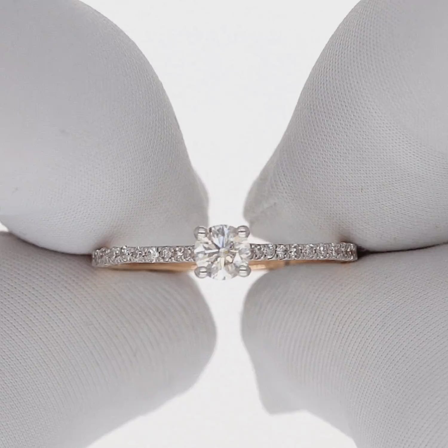 Rožinis žiedas su centriniu 0.4ct briliantu