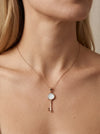 Moteriškas rausvo aukso rakto pakabukas su perlamutru