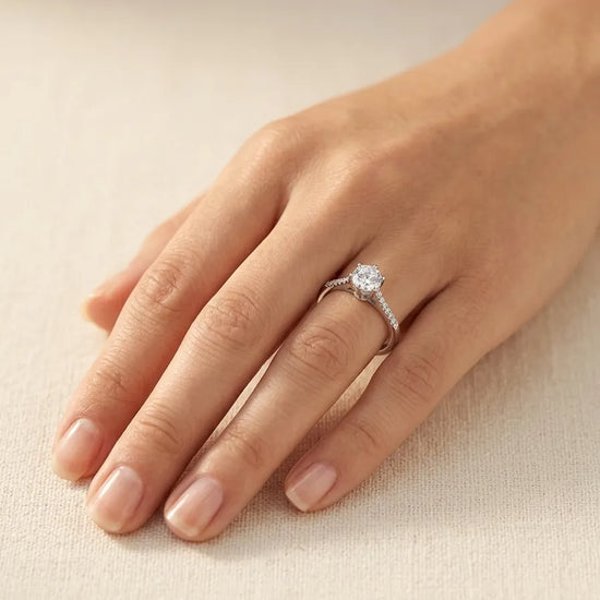 Elegantiškas žiedas su cirkoniais