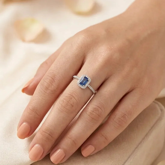Moteriškas balto aukso žiedas su mėlynu safyru ir briliantais